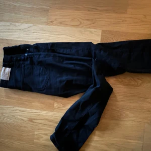 Svarta jeansbyxor - Tvärfeta East West jeans. Slim modell i färgen svart. Sitter riktigt bra i passformen. Köpta för inte alls länge sedan på brothers. Fråga på om ni har frågor. Pris går att diskuteras vid snabb affär!!