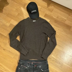 Brun stickad tröja - Använt skick, inga defekter. Stickad tröja i brun färg. 