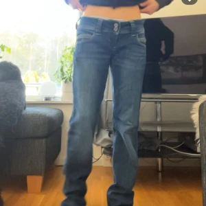 Lågmidjade pepe jeans - Snygga blå jeans med låg midja och bootcut-stil. Strl 36. Säljer för de va för stora för mig som är ca 160