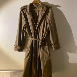 Brun trenchcoat  - Oversized brun trenchcoat. 