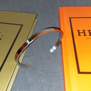 Silver Armband - Silverfärgat Armband. Perfekt för att ge en stilren touch till din outfit. 