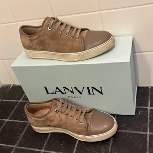 Lanvin sneakers - Asfeta bruna sneakers från Lanvin i storlek uk 8 🔥 skicket är väldigt bra, använda endast torrt under kort period, skick 8/10 ‼️box är förhandlingsbart ej orginal ‼️Hör av er vid frågor eller funderingar 🙏