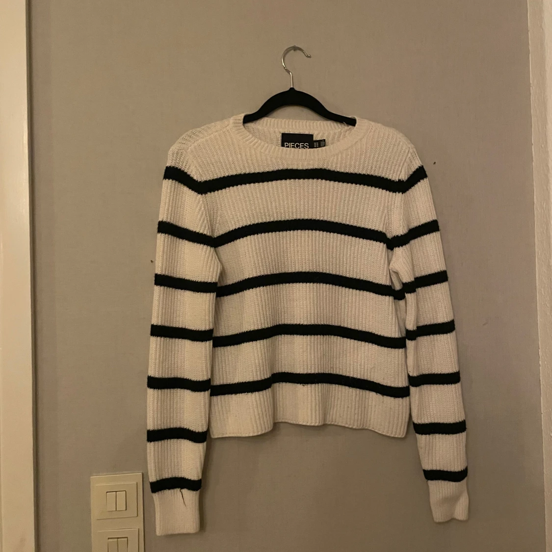 Vit och svart randig tröja från Pieces