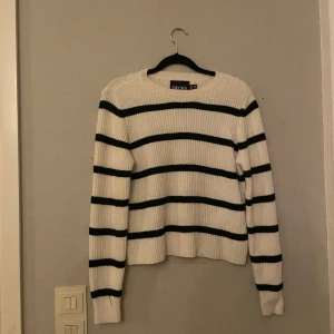 Vit och svart randig tröja från Pieces - Säljer en snygg vit och svart randig tröja från Pieces. 