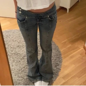 Blå bootcut jeans - Snygga blå bootcut jeans med låg midja och dragkedja. Så snygga älskar dom, lite slitna nere vid slutet men inget man tänker på! Knappen på insidan är omsydd av tidigare ägare men funkar som vanligt! Tjejen på första bilden är 168 som referens💘 storlek 27/32