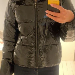 Marinblå pufferjacka från Nelly - Säljer denna marinblå populära jackan från Nelly💙