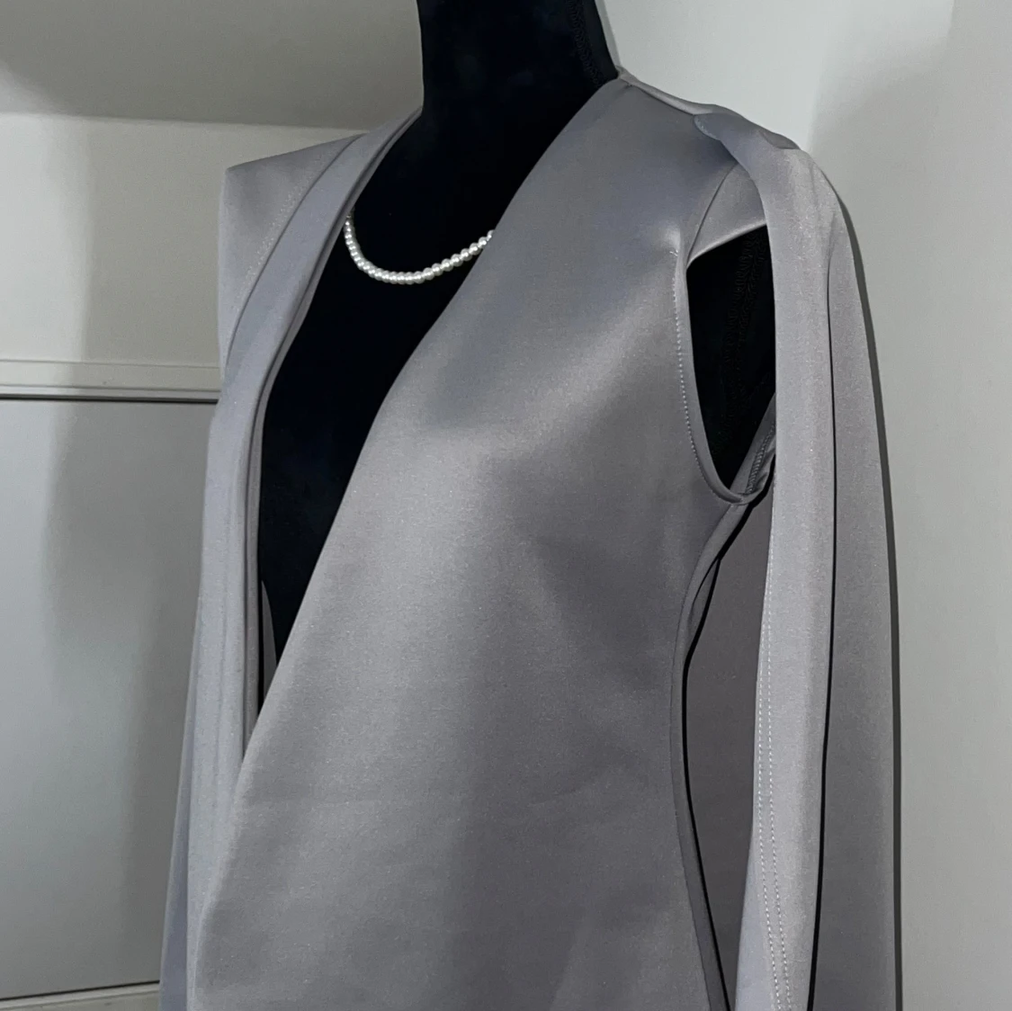 Grå kavaj med cape-design - 3