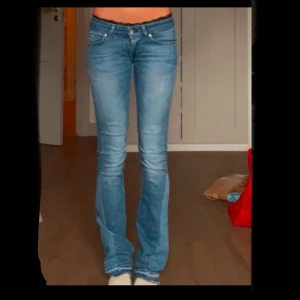 Blå bootcut jeans - Mina absoluta favvo jeans men tyvärr är de för små nu🥲 De är vintage Tiger of sweden🩷skulle säga att storleken är 24/32. Jeansen sitter superfint och de är en riktigt lågmidjad bootcut modell☺️ Hör av er vid frågor, svarar inom någon timme!😊