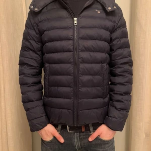 Marinblå dunjacka ifrån gant - Marinblå dunjacka ifrån gant i väldigt bra skick, Storlek 176cm/S Modellen är 178cm 66kg Skriv vid minsta fråga eller fundering💯👍