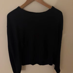 Mörkblå kashmirtröja från H&M - Säljer en elegant mörkblå kashmirtröja från H&M. Tröjan har en klassisk design med långa ärmar och rund halsringning. Perfekt för kyligare dagar och ger en lyxig känsla. Passar bra till både jeans och kjol.