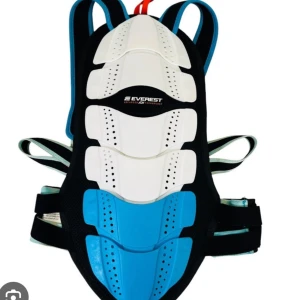 Vit och blå skyddsväst från Everest - Skyddsväst från Everest i vit och blå färg. Designad med justerbara remmar för en säker passform. Perfekt för aktiviteter som kräver extra skydd. Storlek xs barn