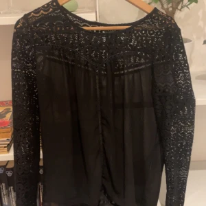 Genomskinlig blus - Blus från vila som inte säljs längre. Lite genomskinlig men hur snygg som helst 