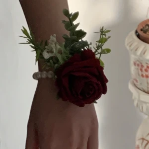 wrist corsage  - Vinröd ros wrist corsage i konstgjord material. 30kr + frakt.❤️