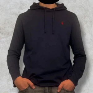 Marinblå Polo hoodie - Säljer nu min gamla polo hoodie. Har ej använt den särskilt mycket. Denna tröja är riktigt stilren och är perfekt för kyliga dagar. ✅Inga defekter✅ pris går att diskutera, skriv vid minsta lilla fråga..                               📦Postar inom 1-3 arbetsdagar.📦
