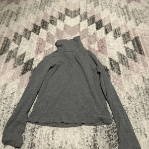 Tröja  - Grå tröja som är bekväm, bär storlek 170