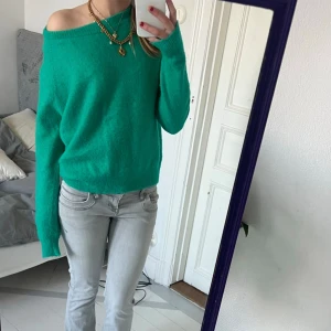Grön stickad tröja💗 - Säljer en superfin grön stickad tröja som är perfekt för både vardag och fest. Den är långärmad och har en normal passform som gör den bekväm att bära hela dagen. Tröjan är gjord i ett mjukt material som känns skönt mot huden. Perfekt att matcha med jeans eller kjol för en snygg look! Använd fåtal gånger och är i nyskick.🥰🥰🥰