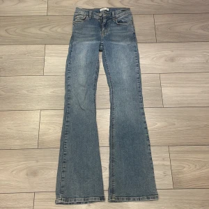Jeans - Skönaste jeansen!! Använda men i gott skick. Har en spricka (se bilder) men det syns inte jättemycket när man har dom på sig. Väldigt jämnt så skulle vara väldigt lätt att laga, men jag har inte möjligheten. Finns i Stockholm 🌸
