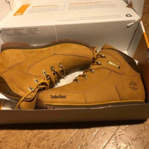 Timberland skor - Säljer oanvända Timberland skor i storlek 36. De har aldrig används och har sin original kartong. Köpte dessa förra året för 999kr men säljer de för 850 då de aldrig används och är i nytt skick!  De är unisex och passar både kvinnor och män! 