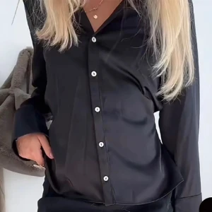 Zara satin blus - Använd 2 gånger. Mycket bra skick men för liten för mig därför jag säljer.