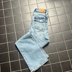Low waits boot cut jeans med fickor  - Säljer pga att ja inte använder de har flera liknande, jätte fina och inne nu! De är aldrig använda. Storleken ör xxs men är som xs och när man väl använder de töjs de ut💘