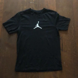 Svart Jordan t-shirt - Knappt använd jordan t-shirt i väldigt bra skick. Kontakta gärna för fler frågor eller bilder😊