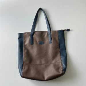 Totebag - Rymlig brun och marinblå väska. Bredd: 39cm. Djup: ca 11 cm. Höjd: 39 cm 💕