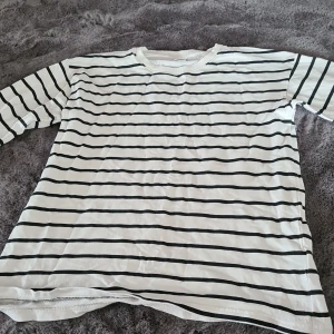 Randig Tröja - Fint skick har används max 3 gånger . Den finns i beige också. Stl 158/164