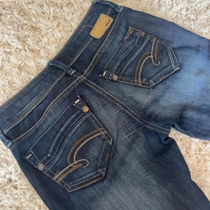 Lågmidjade jeans från Mavi - Säljer ett par snygga lågmidjade mörkblå jeans från Mavi. Köpt på Plick men var för stora för mig. Strorlek 27/34
