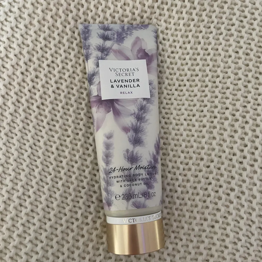 Victoria Secret Body Lotion Valender Och Vanilla 💜🤍 använts en gång, bra skick 💘 236mL. Skönhet.