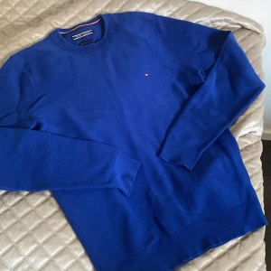 Kvalitativ tröja från Tommy Hilfiger! - Fin blå tröja från Tommy Hilfiger, storlek s herr. Använd men i bra skick! Fin kvalitet