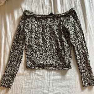 Leopard tröja  - Tröja storlek M men känns mer som en S. 