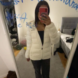 Peak performance jacka  - Jättefin vit jacka som ja köpte för ett tag sen. Säljer då den är lite för stor gör mig