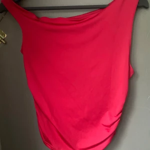 Röd topp - Fin röd topp som man kan ha off shoulder. Aldrig  andvänd. Passar S eller XS