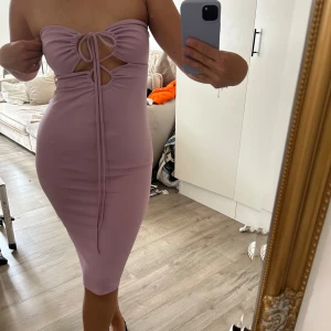 Ljuslila klänning från Gina tricot - Ljuslila klänning från Gina Tricot i storleken S💜 litet hål i sömmen på sidan av klänningen (bild 3) samt pyttesmå fläckar (bild 3,4,5)