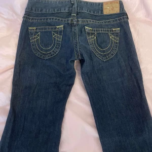 True religion jeans  - Säljer dessa as fina lowrise bootcut true religion jeansen i storlek 27!! Midjemåttet är ca 37 cm rakt över och innerbenslängd är 84 cm och byxorna är i perfekt skick<3