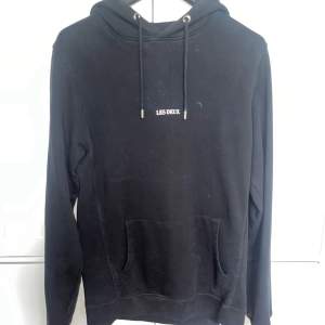 Säljer min Les Deux Hoodie då den inte längre används. Den har ingen märken eller skador. Fint skick. Ordinarie pris på deras hemsida är 1199:-