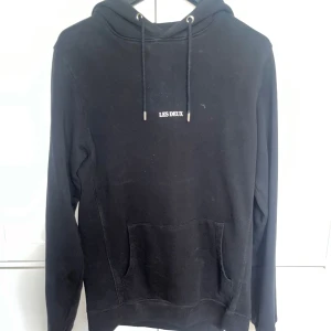 Les Deux Hoodie M - Säljer min Les Deux Hoodie då den inte längre används. Den har ingen märken eller skador. Fint skick. Ordinarie pris på deras hemsida är 1199:-