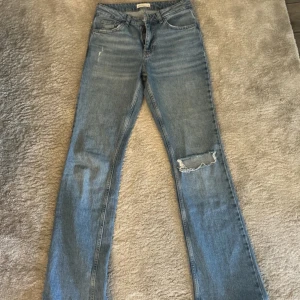 Bootcut Jeans Ginatricot - Superfina jeans från ginatricot. De är låga i midjan och utsvängda nertill❤️