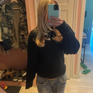 Svart stickad tröja - En helt vanlig svart stickad tröja i bra skick!