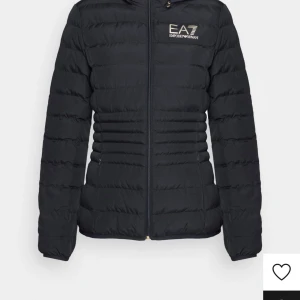 EA7 jacka - Jätte fin tunn jacka. Bra skick. Använd fåtal gånger. Köpt för ca 1200kr❤️