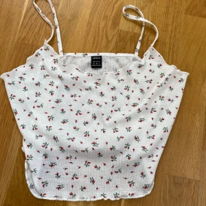 Linne - Blommig linne! För liten på mig 💗  Användes max 2 gånger!  Storlek M, 38