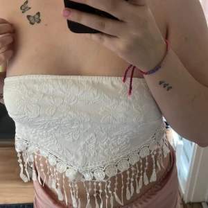 Vit topp - Fin vit topp, använd en gång men den kommer inte till användning mer därför säljs den, annars jättefin