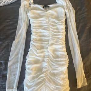 vit klänning - lite trasig vid ena armen!! kolla bild 3💖annars fint sick. storlek 34/xs men passar även mig som har 36/s