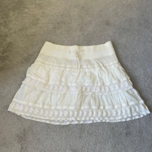 Vit kjol - Superfin vit kjol som är lite tjockare i tyget, perfekt till en snygg höst outfit.