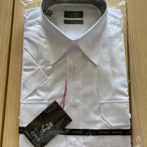 Ernst Alexis kortärmad Skjorta - Tja! Säljer denna snygga Ernst Alexis skjorta som är helt oanvänd med både lapp och förpackning kvar. Nypris på denna är ca 1500kr men mitt pris är endast 199! Vid minsta fråga eller fundering tveka inte att höra av er! 