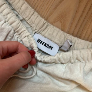 Lågmidjade linnebyxor från weekday - Storlek 34 (passar 36). Väldigt bra skick! Weekday!