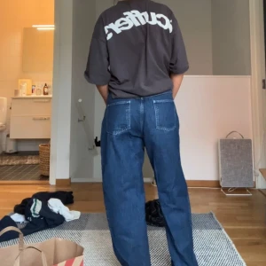 Jeans  - Säljer dessa jeans som är ganska slitna vid fötterna som man ser på 4de bilden. Men syns knappt om man har dom uppvikta 