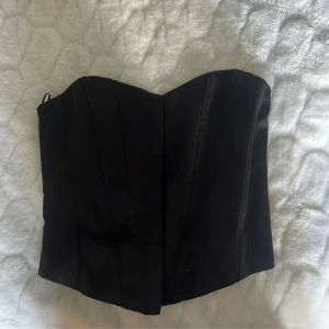 Korsett topp - Korsett från zara i storlek xs. Endast använd fåtal gånger