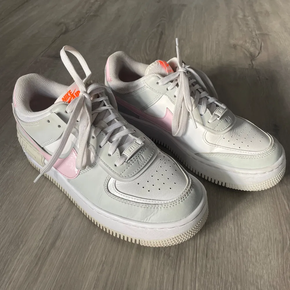 Nike Air Force 1 shadow grey/pink. Storlek 39. Använda fåtal gånger, fint skick. Nypris 1599kr. . Skor.