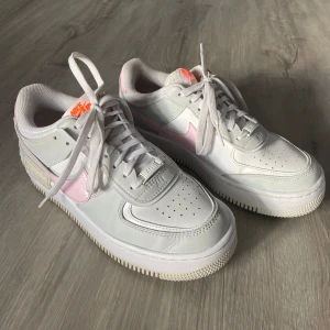 Nike Air Force 1  - Nike Air Force 1 shadow grey/pink. Storlek 39. Använda fåtal gånger, fint skick. Nypris 1599kr. 